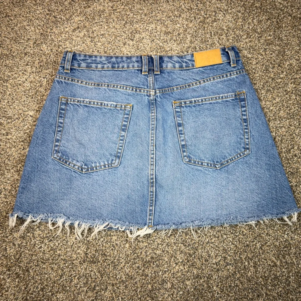Zara Womens Blue Denim Mini Skirt Raw Hem Medium Wash Size M Y2K Coastal Cowgirl